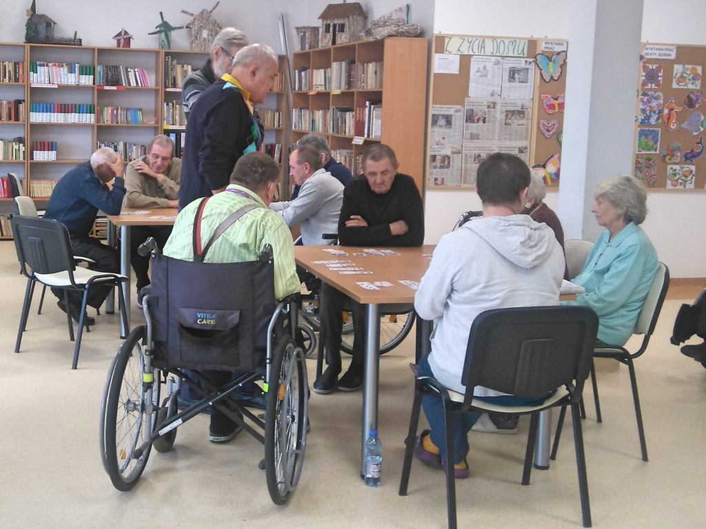 Bridge lesson lead by Marek Małysa in nursing home in Toruń (Poland).